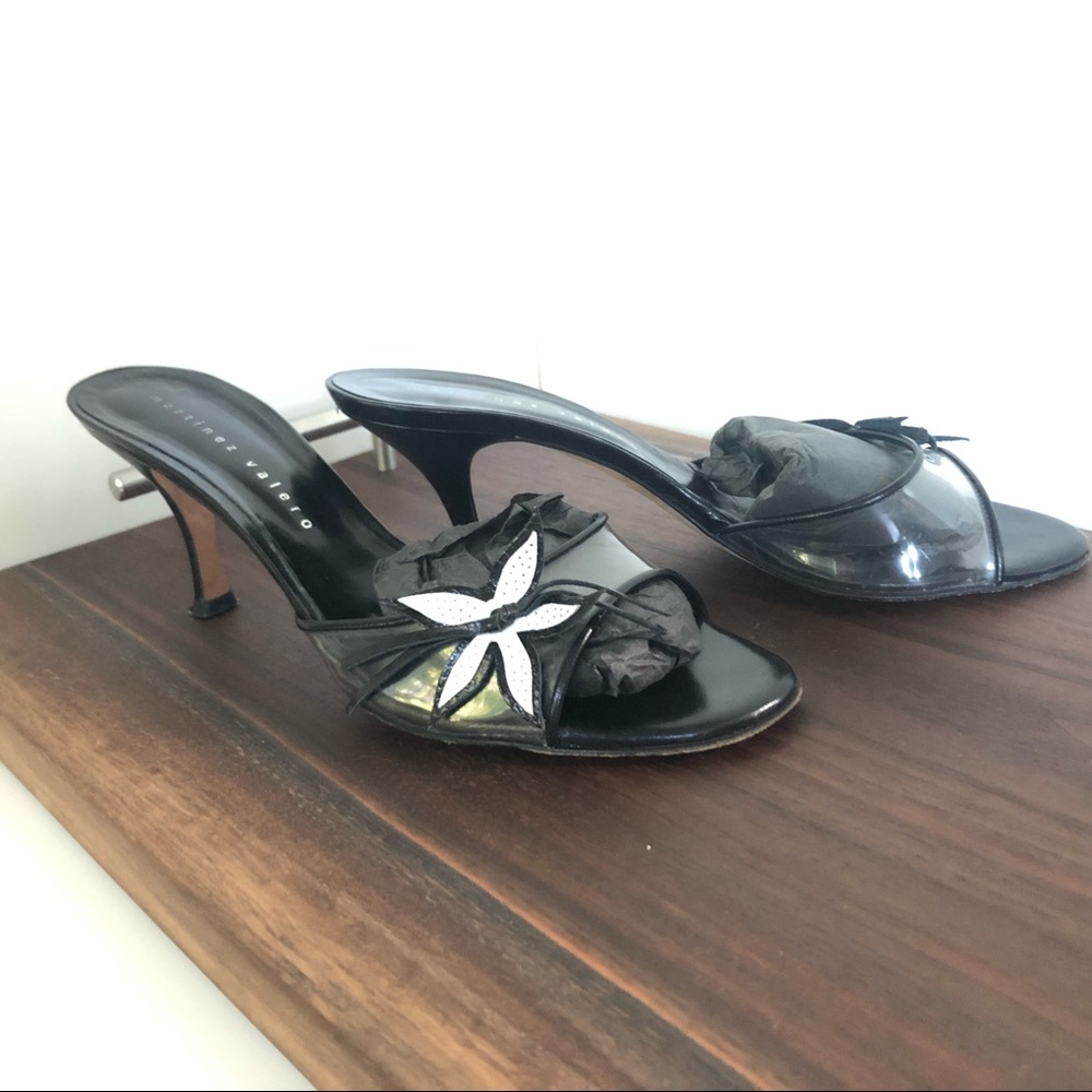 Martinez Valero Lucite Band with Flower Black and White